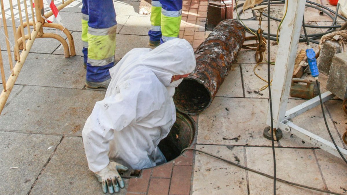 La reparación de averías y la renovación de las redes son las obras más habituales de la Sociedad de Aguas. RAÚL G. OCHOA