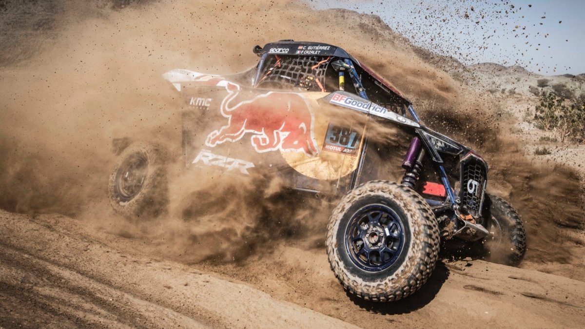 Cristina Gutiérrez avanza por las dunas de Arabia Saudí. DAKAR.COM
