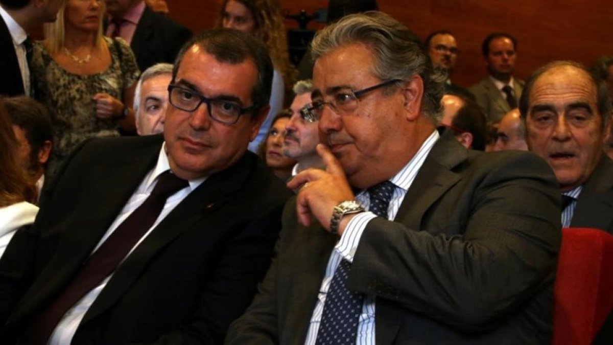 El 'conseller' Jordi Jané y el ministro Juan Ignacio Zoido.-ACN / MARIA BELMEZ