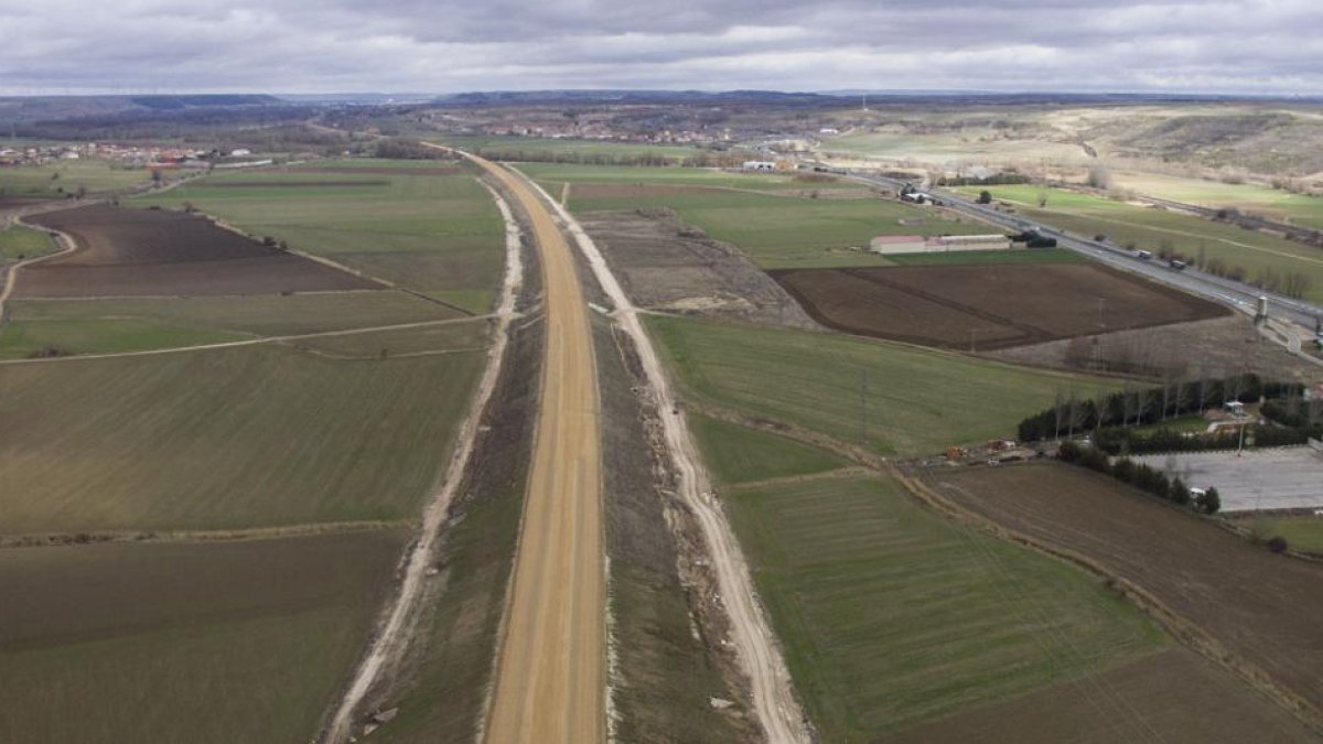 Vista panorámica del trazado de la alta velocidad entre Estépar y Burgos.-ISRAEL L. MURILLO