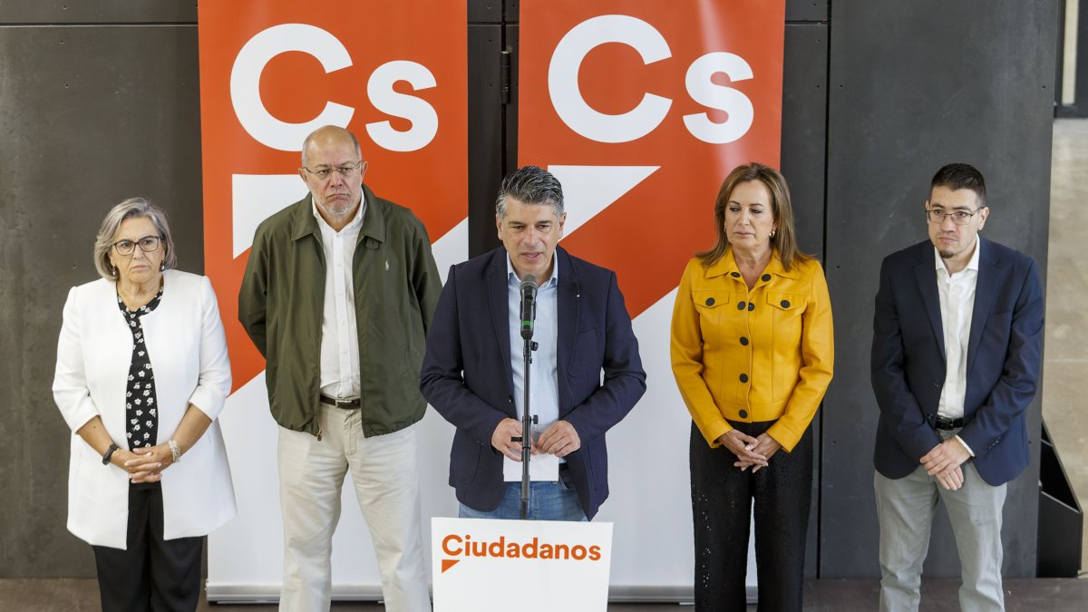 Vicente Marañón con los concejales de Ciudadanos y el procurador Francisco Igea. SANTI OTERO