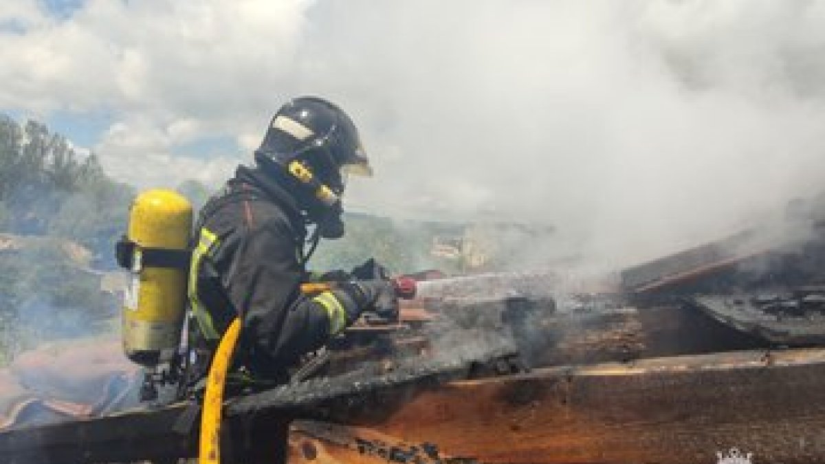 Un bombero interviene en la cubierta de la vivienda. BOMBEROS DE BURGOS