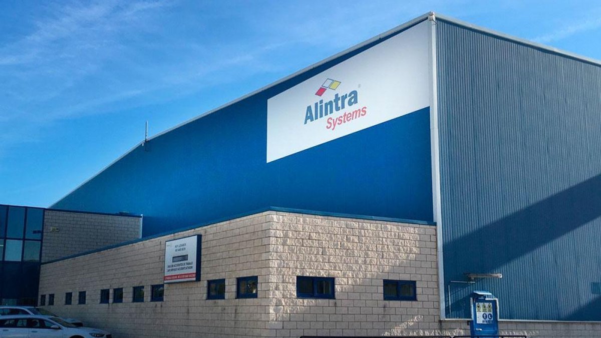 Exterior de la fábrica de Alintra Systems, perteneciente al grupo empresarial.-ECB
