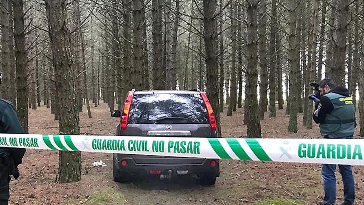 La Guardia Civil acordonó la zona para realizar una inspección ocular del cuerpo, el vehículo y el entorno.-GUARDIA CIVIL