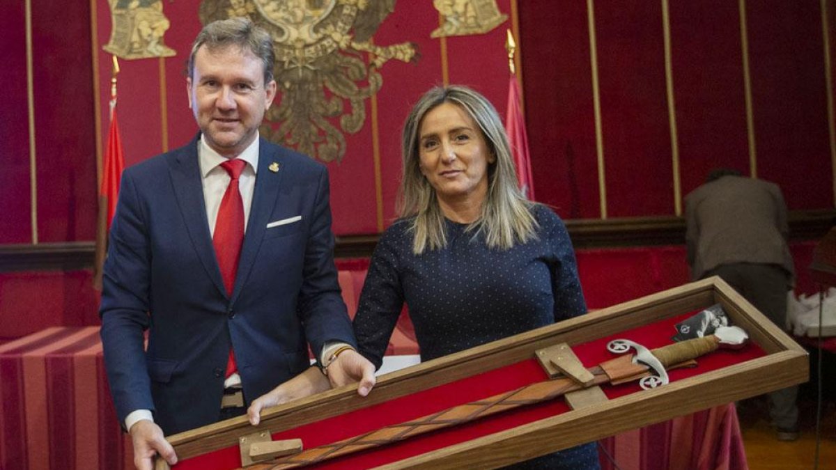 Tolón entrega a Lacalle una réplica de la espada de Alfonso X El Sabio.-ICAL