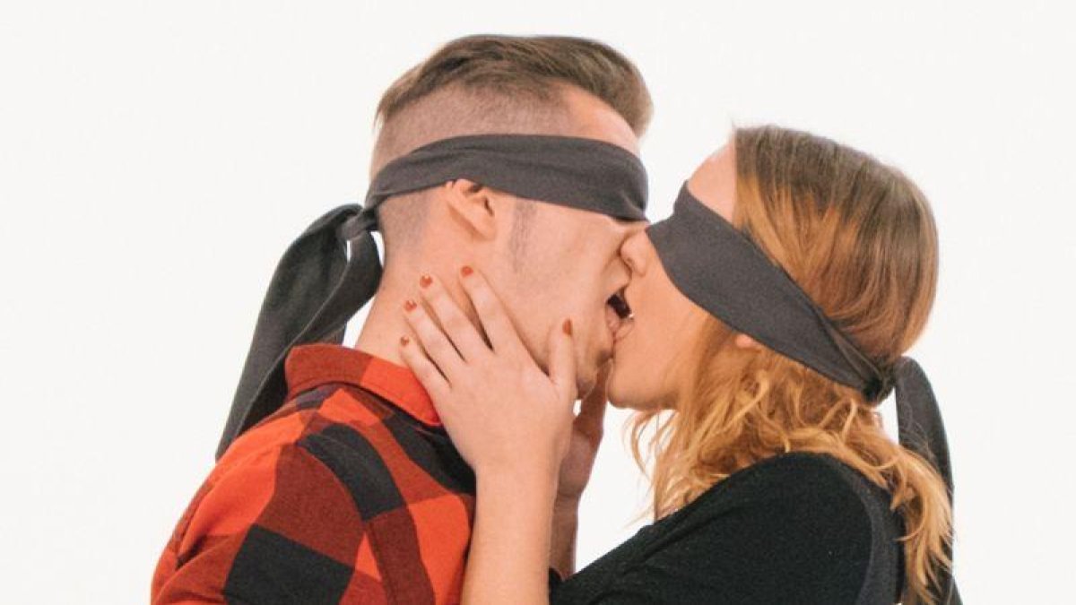 Una pareja se besa en Kiss Bang Love.-DKISS
