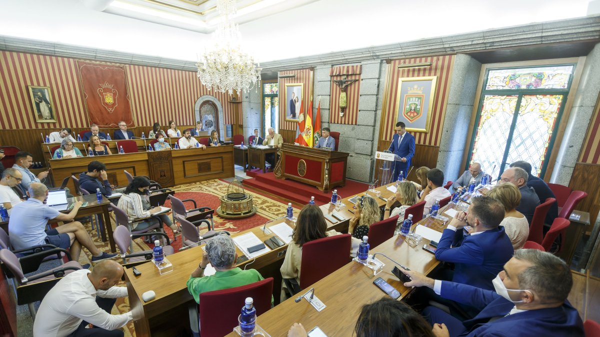 El alcalde, Daniel de la Rosa, durante su intervención en el Pleno sobre el Estado de la Ciudad. SANTI OTERO