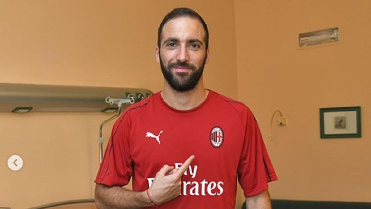 Gonzalo Higuaín posando con la camiseta del AC Milan /-TWITTER