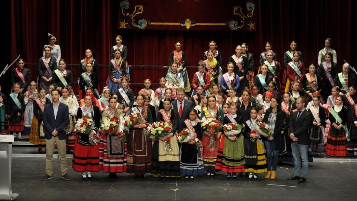La Corte de 2017 posa junto a miembros de la Corporación municipal, tras la gala celebrada ayer en el Teatro Principal.-ISRAEL L. MURILLO