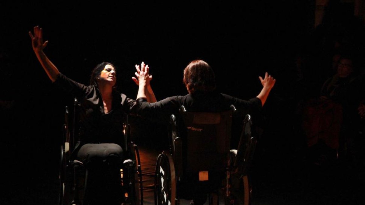 La bailaora María Pagés, en la obra 'No dejes que Termine el Día', un proyecto en el que su compañía se entremezcla con Paladio Arte, un grupo de teatro segoviano para personas con discapacidad-Ical