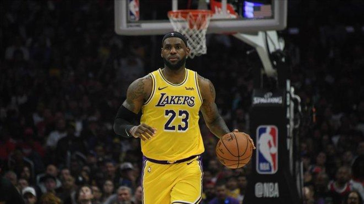 Lebron James conduce el balón en el partido inaugural de la temporada de los Lakers-KIRBY LEE (USATODAY SPORTS)