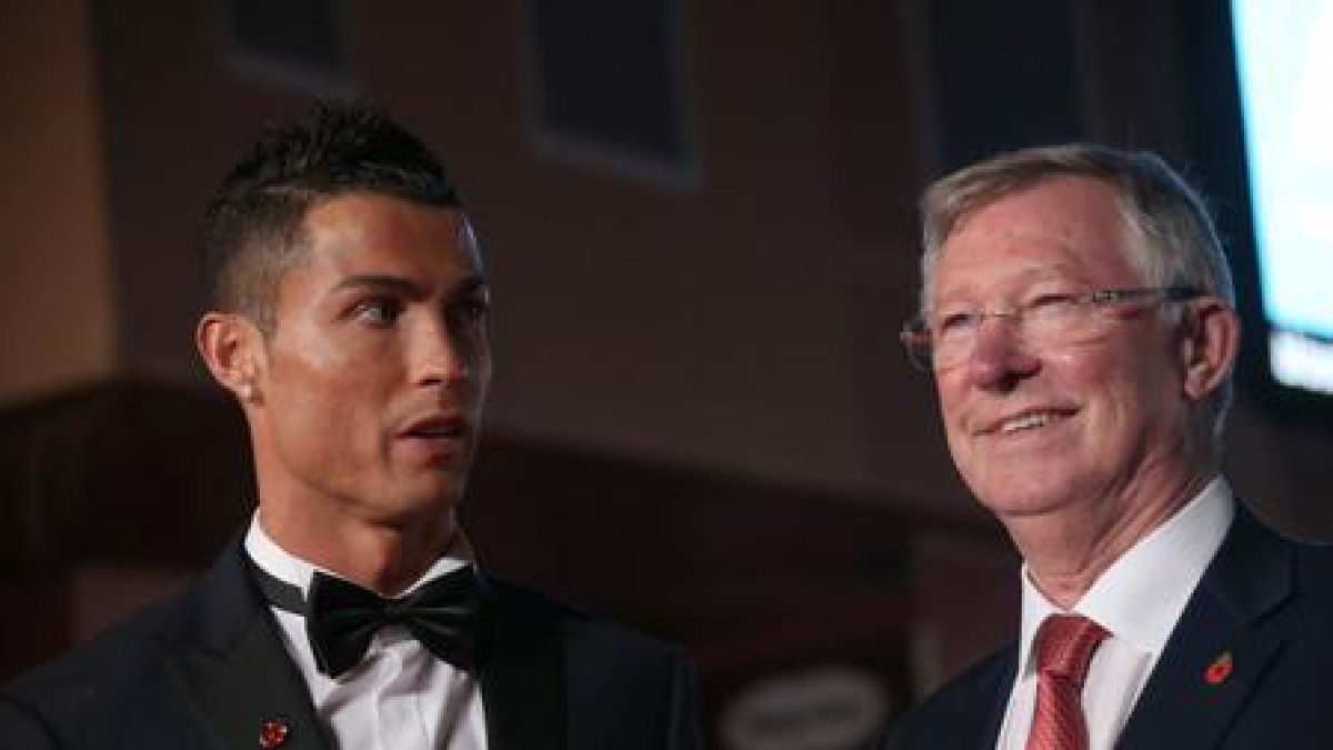 Cristiano Ronaldo, con su madre, María Dolores dos Santos Aveiro y su hijo, Cristiano, en el estreno del documental este lunes en Londres.-AP / JOEL RYAN