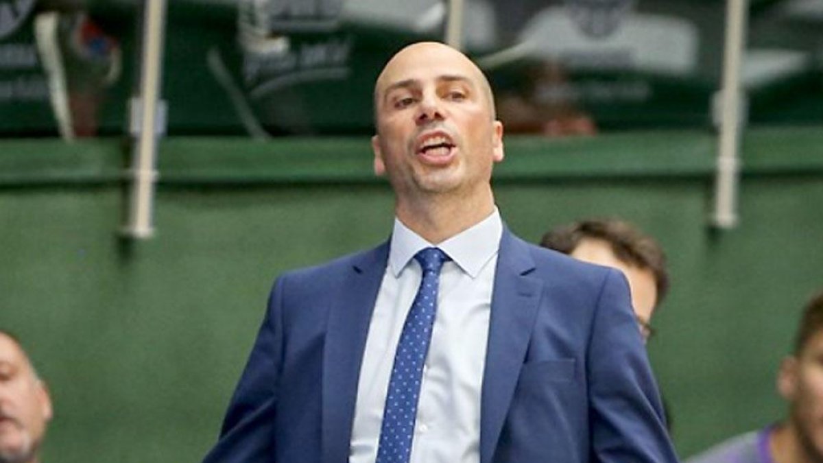 Peñarroya se lamenta durante un partido.-BASKETBALL CHAMPIONS LEAGUE