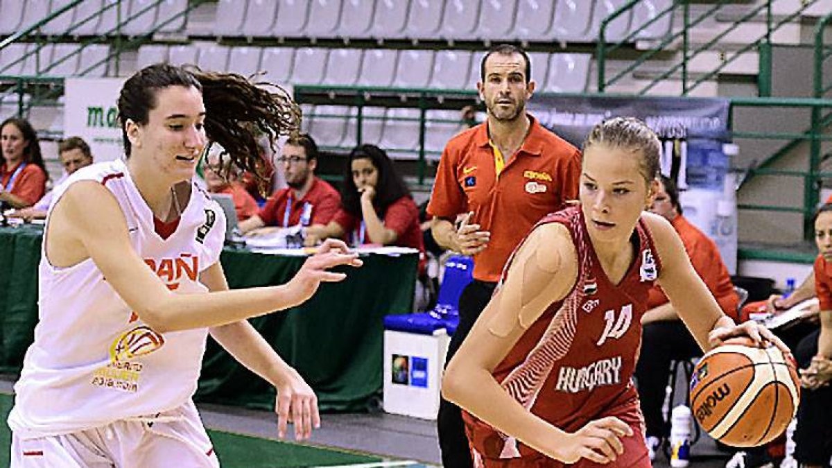 Galerón intenta frenar el avance de la húngara Juhász.-FIBA EUROPE