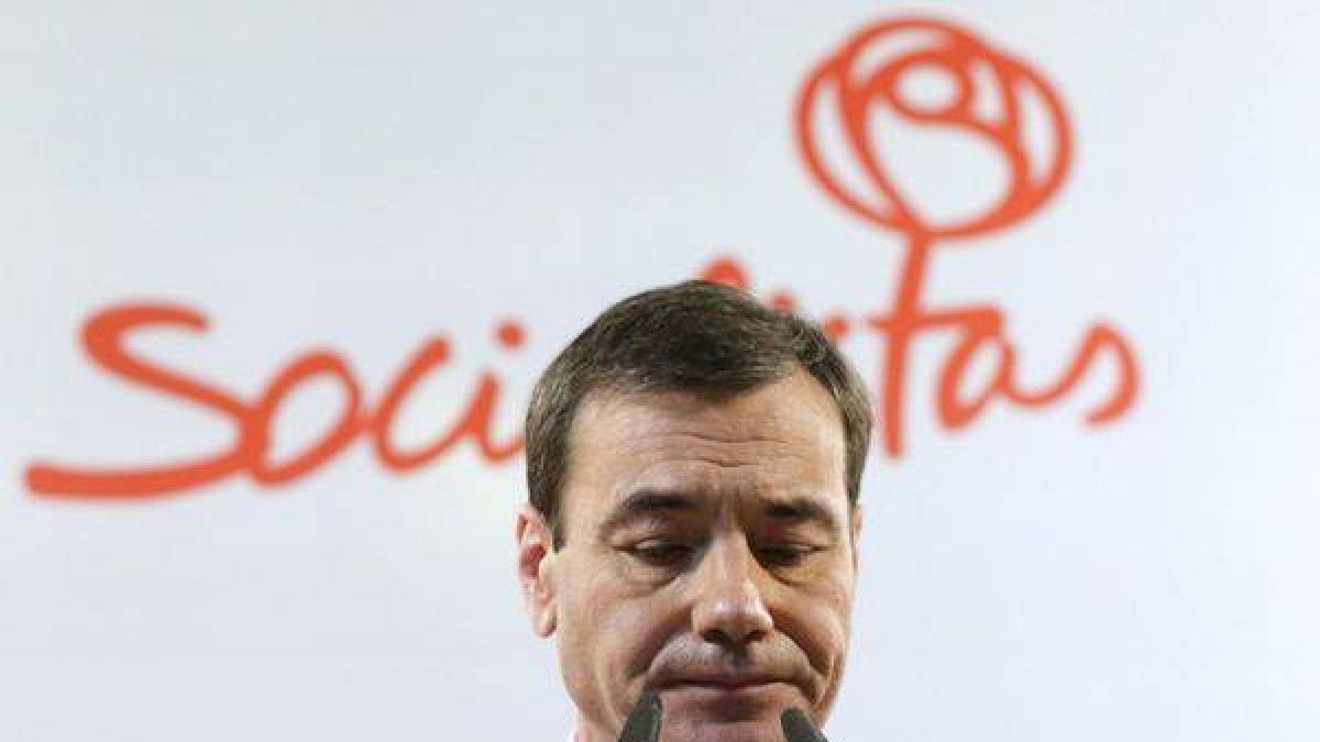 El hasta hoy secretario general del PSM y candidato autonómico en los comicios de mayo en Madrid, Tomás Gómez, durante su comparecencia esta mañana para hablar de su destitución como secretario general de los socialistas madrileños y del nombramiento d-Foto: EFE/ BALLESTEROS