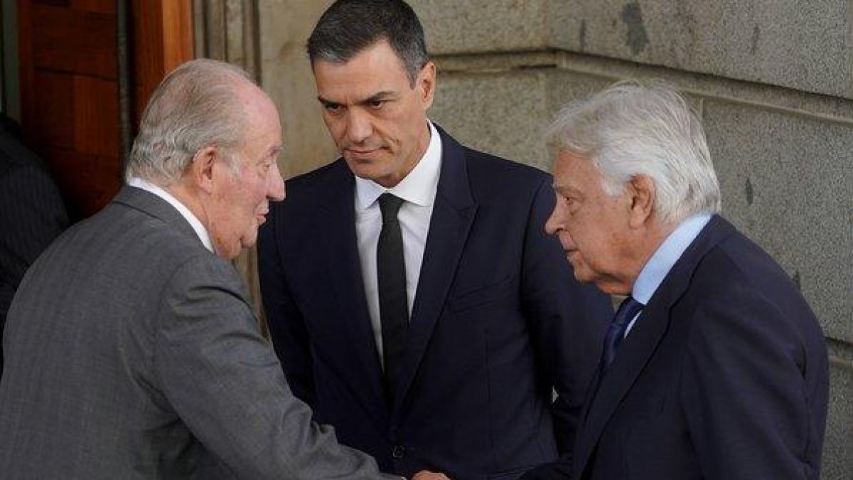 Pedro Sánchez, Felipe González  y el rey emérito, a la entrada del Congreso.-JOSÉ LUIS ROCA