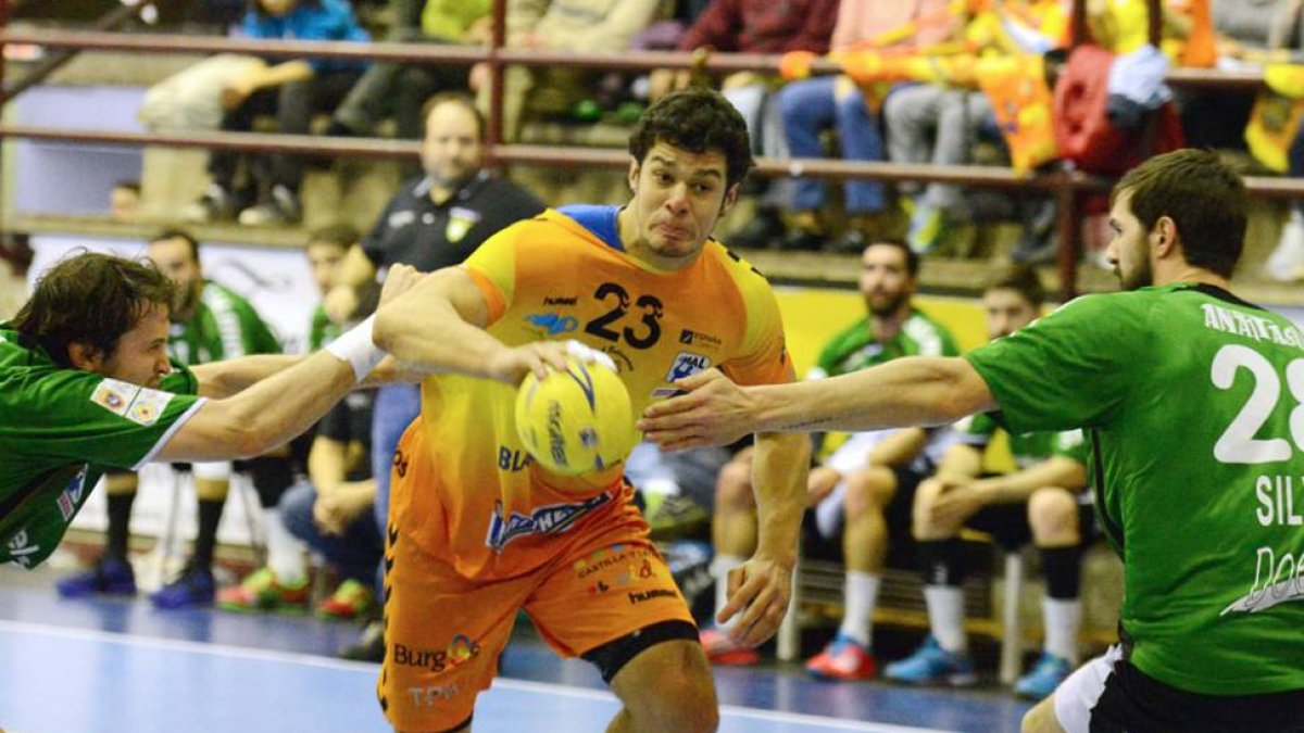 Matheus Perella intenta la penetración en el partido disputado ayer en el Príncipe de Asturias.-ALBERTO CALVO