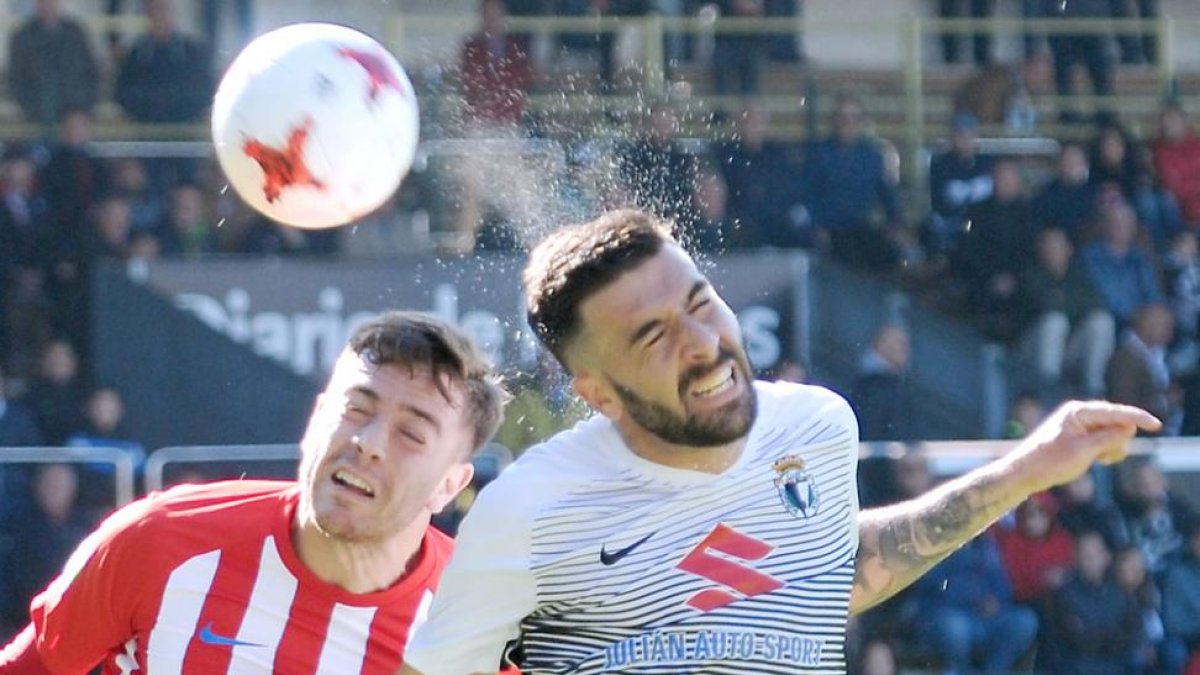 Adrián Hernández cabecea un balón en el choque ante el Sporting de Gijón B-Israel L. Murillo