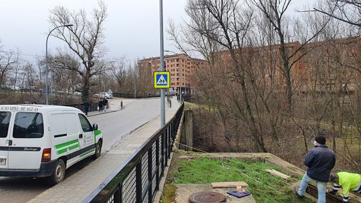 Dos operarios trabajando junto al puente Bigar en Aranda de Duero. L.V.