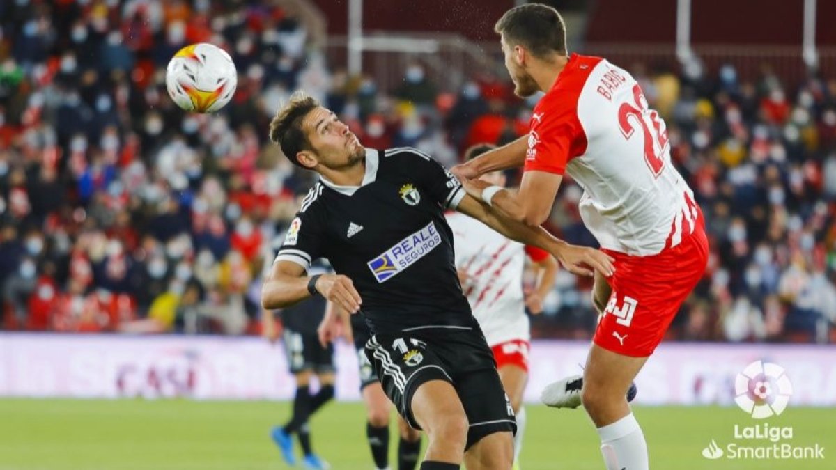 Alegría pugna con el jugador indálico Babic. LALIGA