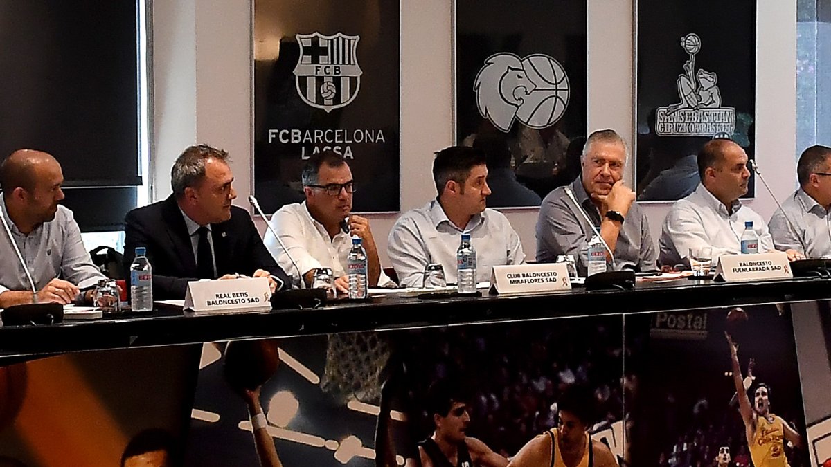 Eduardo Ortiz y Albano Martínez, representantes del San Pablo Burgos -en el centro-, durante una asamblea. ACB PHOTO / D. GRAU