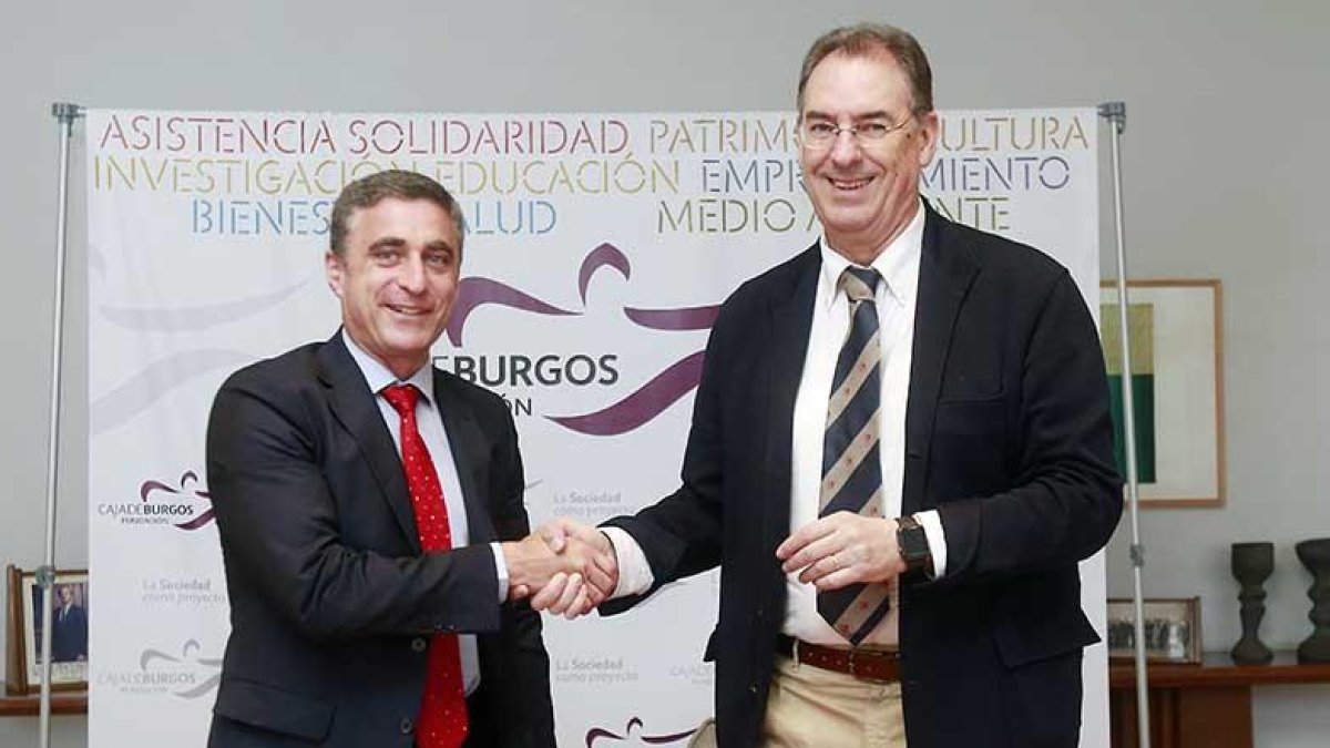 Rafael Barbero y Miguel Ángel Benavente sellan el acuerdo.-RAÚL G. OCHOA