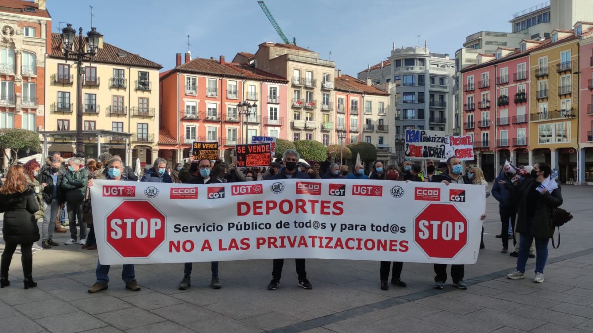 Concentración de trabajadores de Deportes frente al Ayuntamiento. ECB