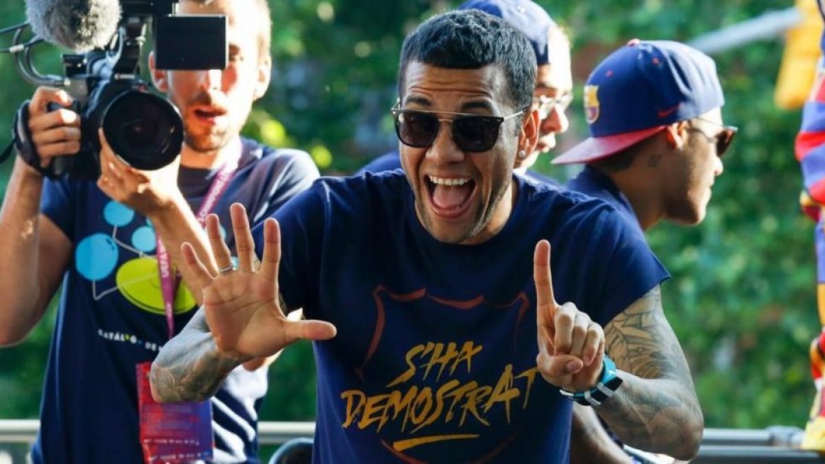 Alves muestra el seis en la última rúa aludiendo a las seis Ligas que ha conquistado con el Barça.-PAU BARRENA