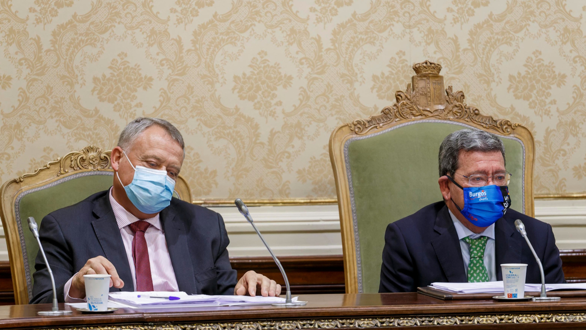 Lorenzo Rodríguez y César Rico, durante el último pleno provincial. SANTI OTERO