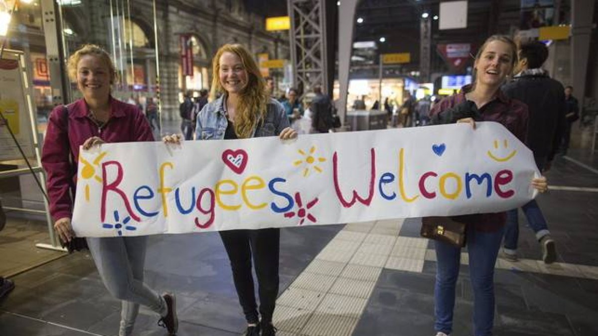 Recibimiento a los refugiados en Fráncfort.-FRANK RUMPENHORST / EFE