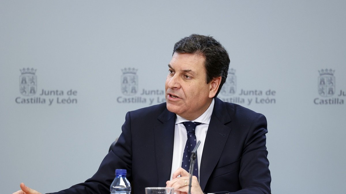 16/02/2023. VALLADOLID. ICAL/ TOMÁS CALLES. El consejero de Economía y Hacienda y portavoz, Carlos Fdez. Carriedo, comparece en rueda de prensa posterior al Consejo de Gobierno.