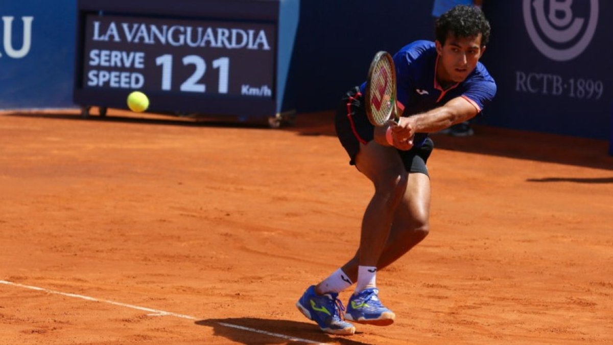 Álvarez prueba el revés a dos manos. BARCELONA OPEN BANC SABADELL
