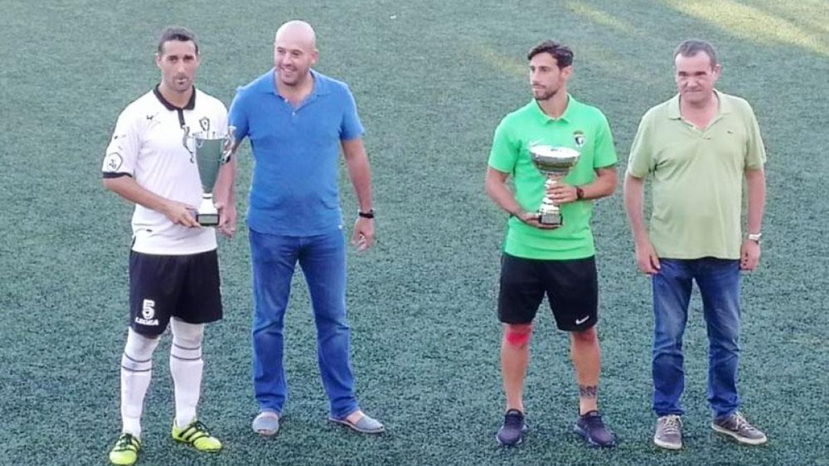Andrés (segundo por la derecha) recogió el premio de subcampeón del Trofeo Villa Foral de Gernika.-ECB
