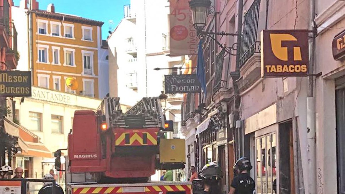 Los bomberos hacen una comprobación de la accesibilidad en la calle Sombrerería.-ECB