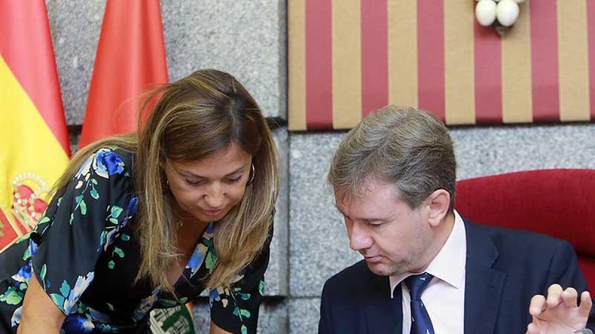 Carolina Blasco, concejal de Personal y Régimen Interior, y el alcalde, Javier Lacalle, en un Pleno.-RAÚL G. OCHOA