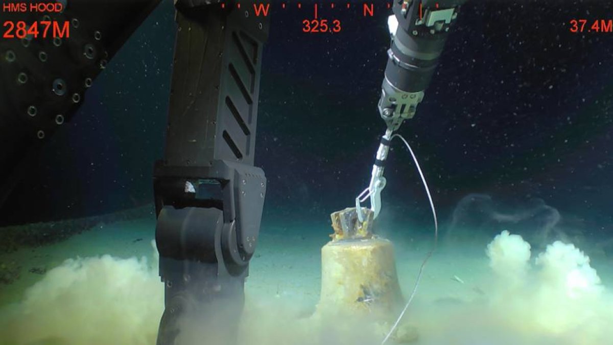 Momento en el que el equipo ROV de Paul Allen consigue recuperar la campana de entre los restos del histórico naufragio del crucero de guerra HMS Hood de la Royal Navy y que servirá para homenagear a sus 1.415 víctimas.-Foto:   PAUL G. ALLEN