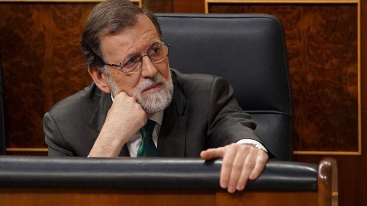 Mariano Rajoy escuchando la intervención de Ábalos.-JOSE LUIS ROCA
