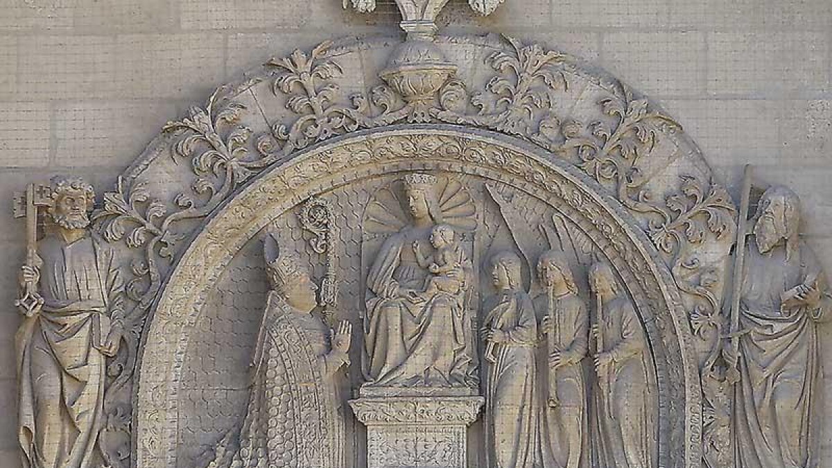 El obispo de Burgos Juan Rodríguez Fonseca, que creó la puerta de Pellejería donde se le retrata en la parte izquierda del tímpano, era el que hacía y deshacía en la política indiana.-RAÚL G. OCHOA