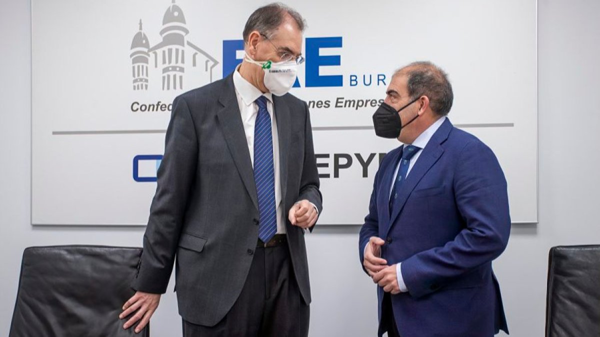 El presidente de FAE, Miguel Ángel Benavente, junto al presidente de ATA, Lorenzo Amor, en Burgos. SANTI OTERO