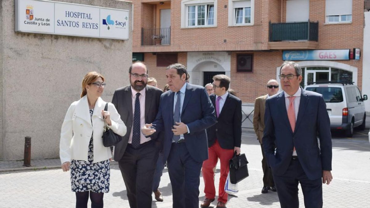 Imagen de archivo de la última visita del consejero de Sanidad (centro) a la localidad arandina.-L. V.