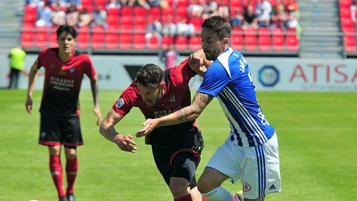 Álvaro Rey regatea a un jugador del Recreativo durante el partido disputado el pasado domingo en Anduva.-JOSÉ ESTEBAN EGURROLA