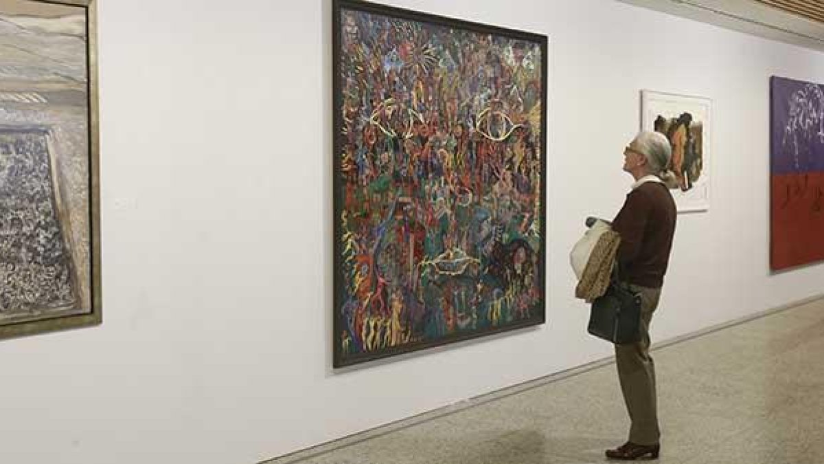 Una visitante observa ‘Iberia’, un óleo fechado entre 1975-1990, que refleja la idiosincrasia de España.-Raúl Ochoa