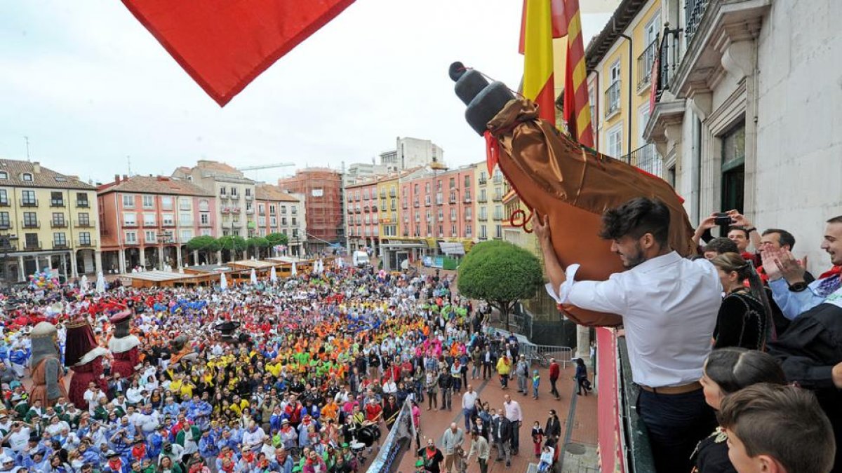 Diego Martínez, con la bota en el balcón del Ayuntamiento.-ISRAEL L. MURILLO
