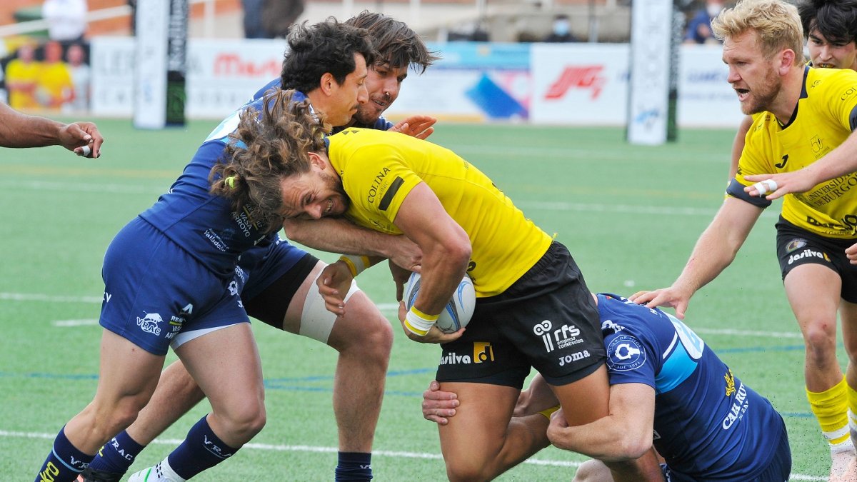 Cronje, vertical e incisivo con el oval, llega al punto de encuentro con la defensa pucelana. TOMÁS ALONSO