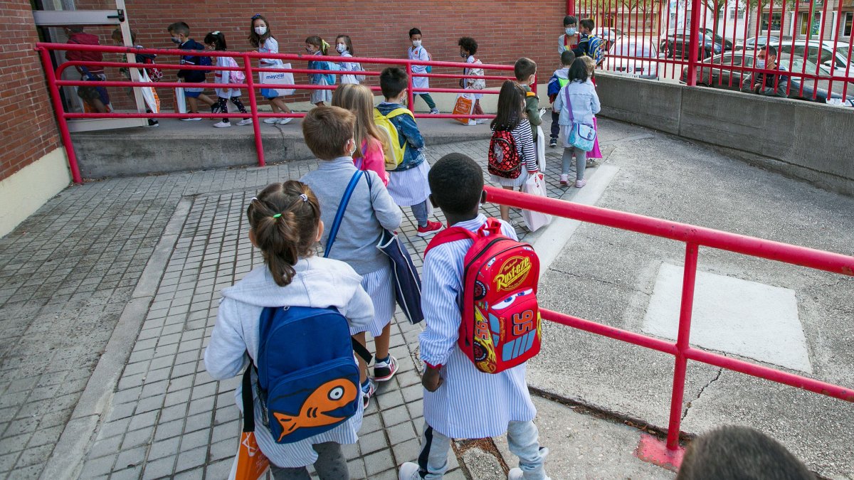 Alumnos del Juan de Vallejo entran en clase. TOMÁS ALONSO