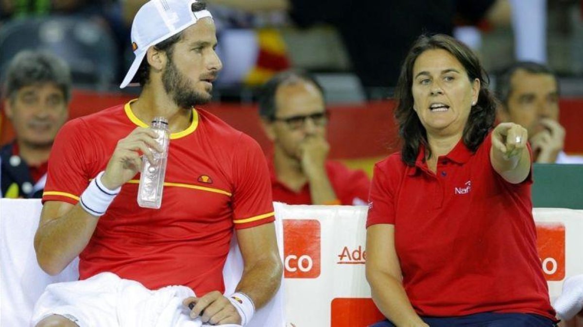 Conchita Martínez da indicaciones a Feliciano López en la eliminatoria de España en Rumanía de Copa Davis.-EFE / ROBERT GHEMENT