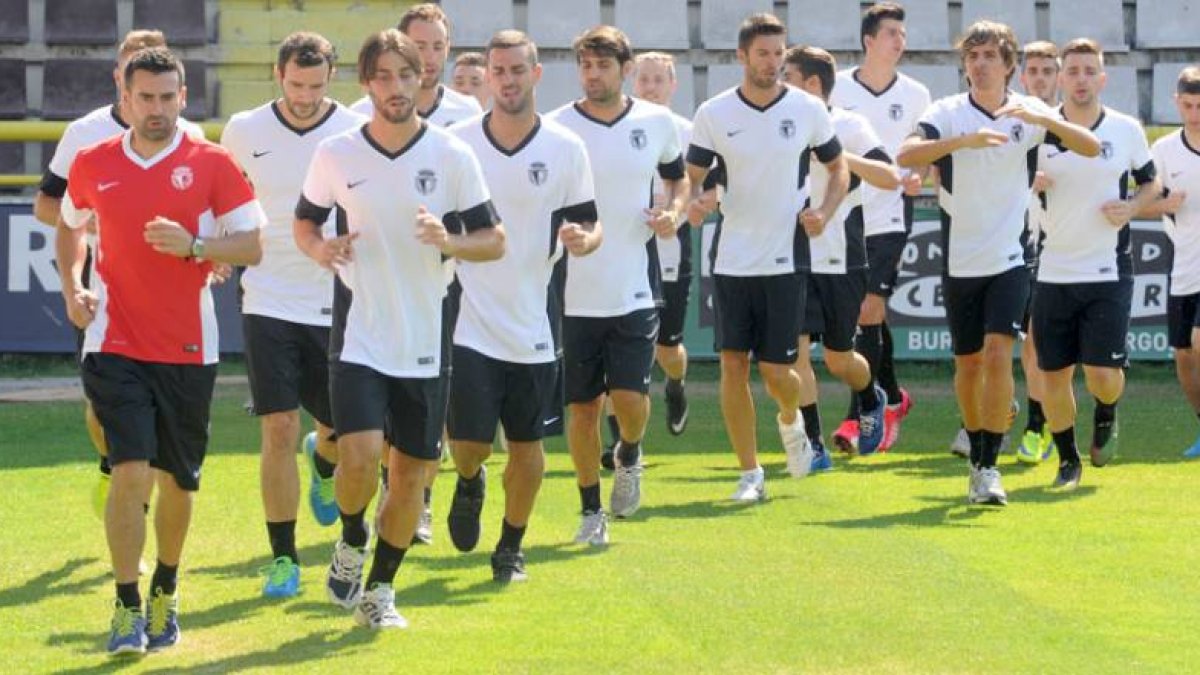 Imagen del primer entrenamiento del Burgos CF con José Lana a la cabeza.-ISRAEL L. MURILLO