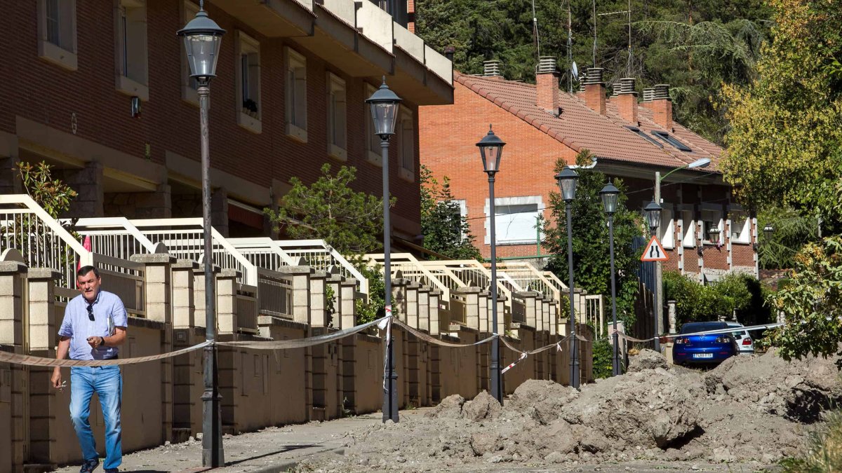 Desprendimiento de tierra en la calle Murallas, próxima al Castillo de Burgos. TOMÁS ALONSO