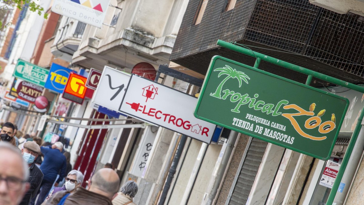 Vista parcial de algunos negocios ubicados en la avenida del Cid. SANTI OTERO