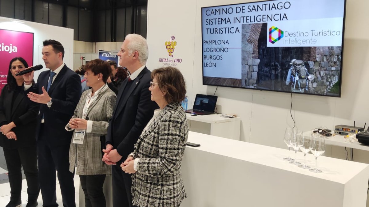 El alcalde de Burgos interviene en un acto con el alcalde de Logroño y las concejalas de León y Pamplona en una cto celebrado en Fitur en el mismo día que la presentación de la capitalidad. ECB